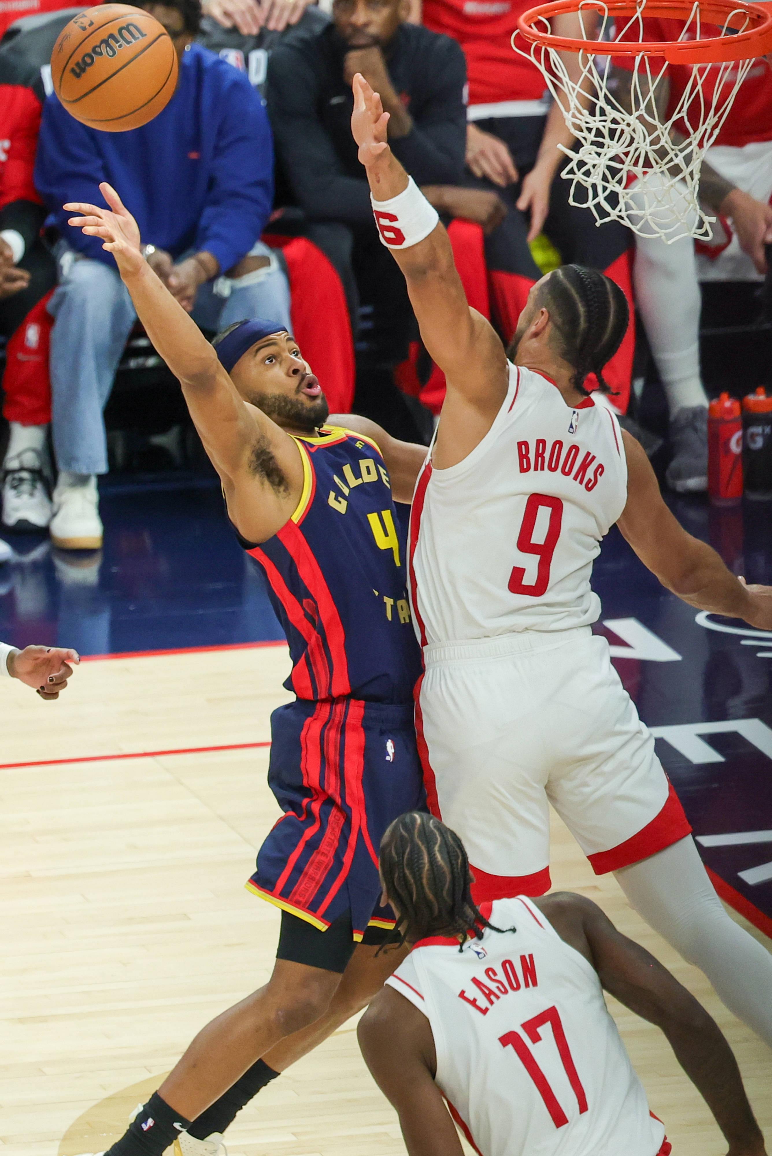 爱游戏APP-金州勇士训练开放日，冲刺阶段手感冰凉引欢呼，NBA季后赛在即，身体对抗强度拉满的简单介绍-爱游戏APP